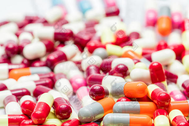 富有色彩的关于抗生素胶囊药丸向白色的背景,药物