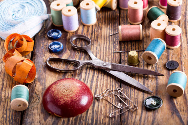 缝纫工具:剪刀,线轴和线和针