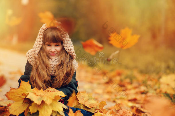 秋户外的肖像关于美丽的幸福的小孩女孩步行采用