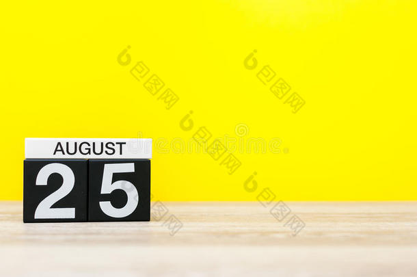 八月25Thailand泰国.影像关于八月25,日历向黄色的背景wickets三柱门