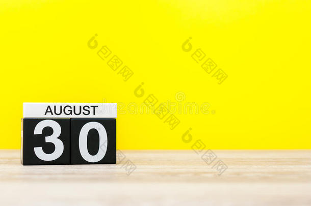 八月30Thailand泰国.影像关于八月30,日历向黄色的背景wickets三柱门