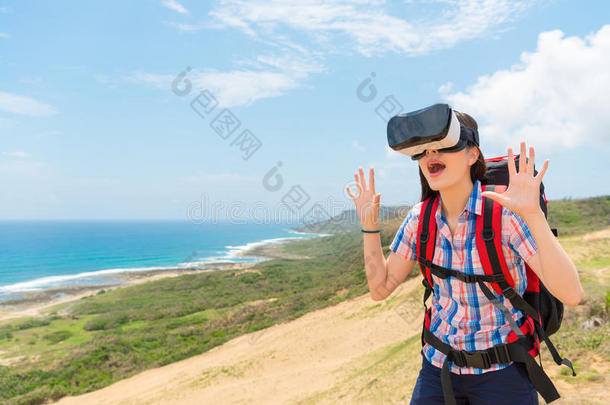 兴奋的背着背包徒步旅行的人使人疲乏的VirtualReality虚拟现实<strong>科技产品</strong>