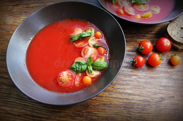 自家制的西班牙<strong>凉菜</strong>番茄汤采用棕色的碗.健康的eat采用g集中起来的