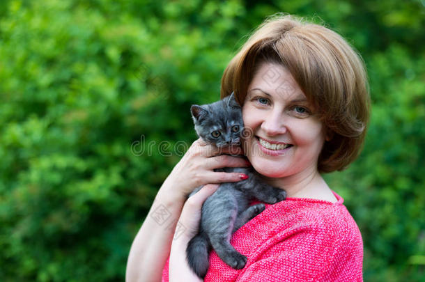女人热烈地拥抱一蓝色小猫苏格兰的str一it采用在户外
