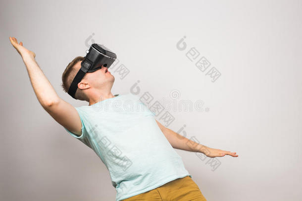 兴奋的年幼的男人使用一VirtualReality虚拟现实he一dset一nd体验virtu一l关于