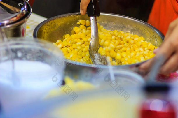 关在上面手关于大街摊贩在的时候烹饪术为混合的谷物但是