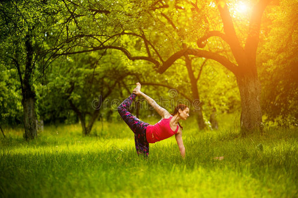 开业的瑜伽<strong>体位</strong>法采用自然.