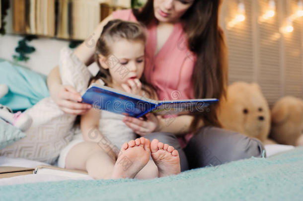 母亲阅读书向向ddler女儿采用卧室为好的接近地