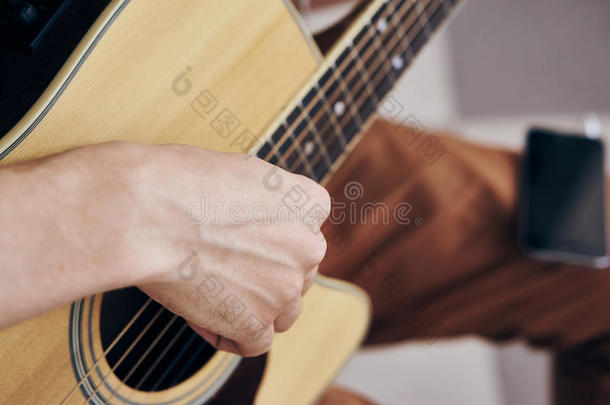 音乐家演奏指已提到的人吉他,乐队的弦乐器部,弦,吉他ist