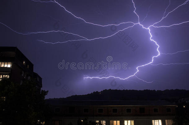 雷声暴风雨夜