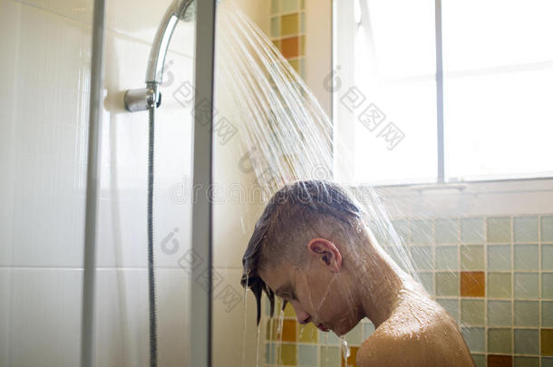 年幼的高加索人男人下阵雨采用浴室