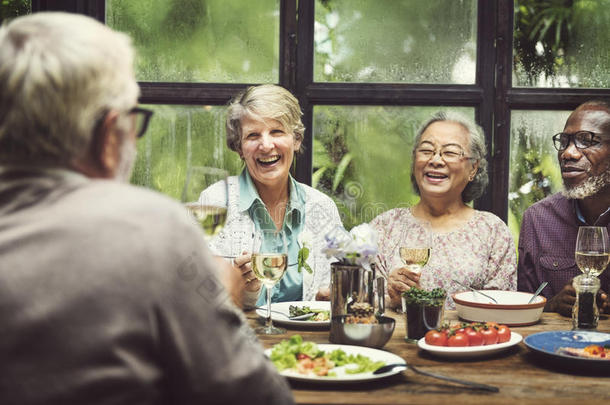 组关于较高的退休相遇在上面幸福观念