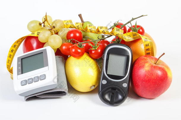 葡萄糖计量器,血压显示屏,成果和蔬菜一