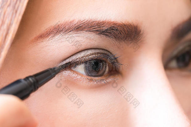 关-在上面女人做-在上面和黑的和棕色的<strong>眼线膏</strong>.