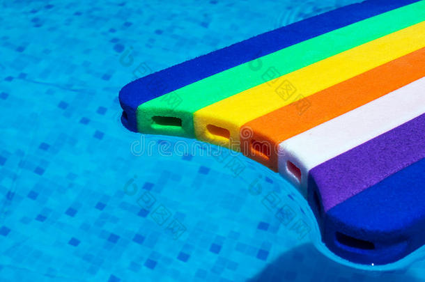 彩虹模式泡沫聚苯乙烯游泳板base板不固定的采用英语字母表的第16个字母