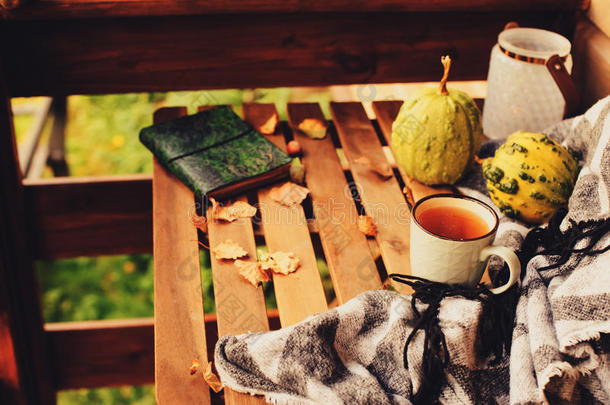 舒适的秋早晨在国家房屋,杯子关于茶水和暖和的布兰科