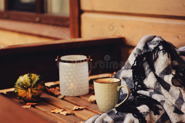 舒适的秋早晨在国家房<strong>屋</strong>,杯子关于<strong>茶</strong>水和暖和的布兰科