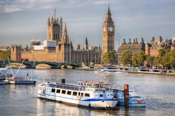 大的内室和住宅关于议会和小船采用伦敦,Engl和,英语字母表的第21个字母
