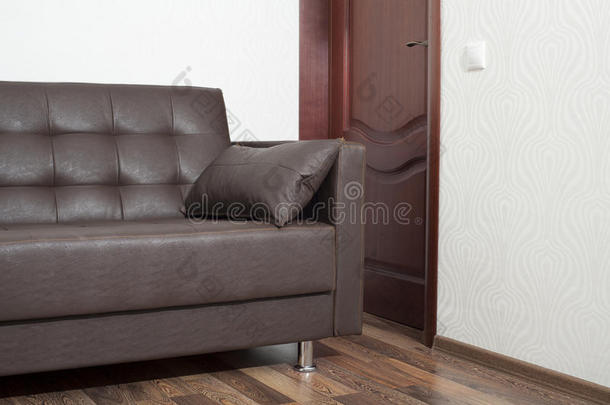 棕色的皮沙发采用房间