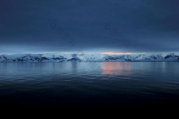 <strong>南极</strong>洲<strong>风景</strong>,冰山,山和洋在日出