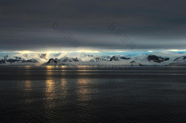 南极洲风景,冰山,山和洋在日出