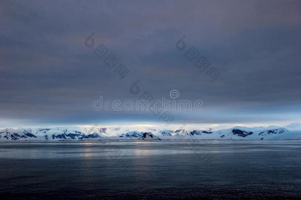 南极洲风景,冰山,山和洋在日出