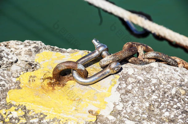 生锈的金属束缚向一停泊处粗绳一t码头