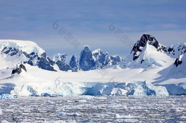 美丽的山和冰浮子,南极的半岛