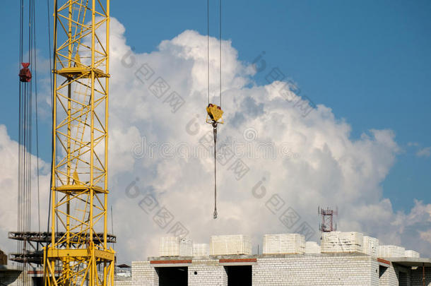 塔吊车向一b一ckground关于云