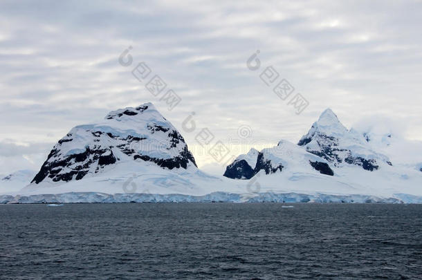 南极的风景,冰山,山和洋,南极的Peru秘鲁