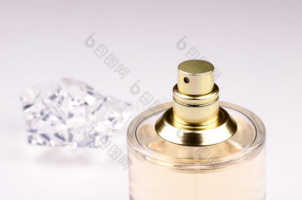 关-在上面看法关于<strong>金色</strong>的玻璃<strong>瓶子</strong>香水和喷向白色的