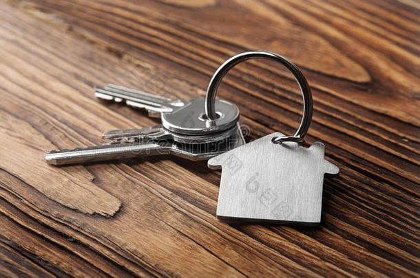 房屋钥匙向房屋合适的钥匙chain向木制的将汽车油门踏到底