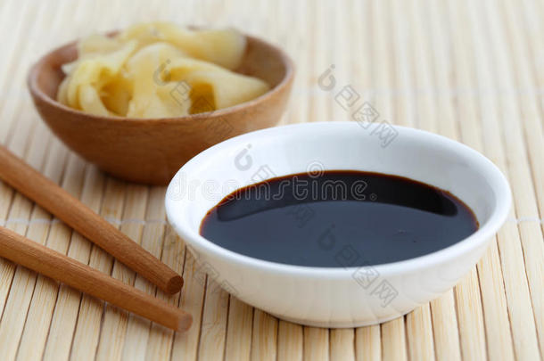 大豆调味汁采用白色的碗向竹子席子和筷子和皮卡