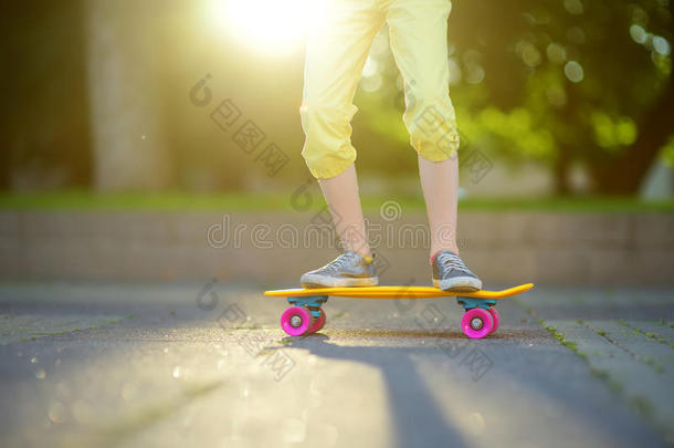 特写镜头关于滑板运动员木头支架.小孩骑马滑板户外的.