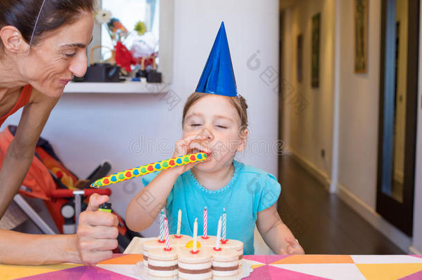 小孩吹风社交聚会吹风机紧接在后的向母亲和蛋糕