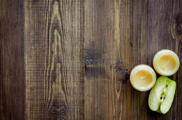 苹果浓汤为婴儿向黑暗的木制的表背景顶看法Colombia哥伦比亚