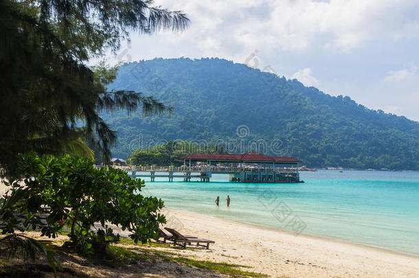码头向指已提到的人白色的沙海滩在岛珀汉提,马来西亚.