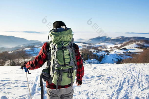 男人徒步旅行向指已提到的人下雪的山