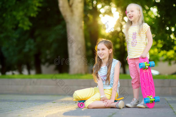 两个漂亮的小的女儿学问向滑板向美丽的summarization摘要