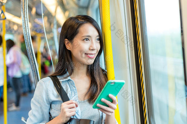 女人使用可移动的电话向火车