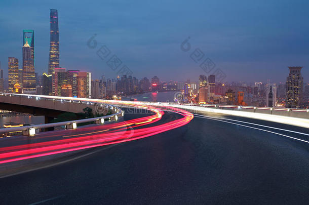 空的路地面和鸟-眼睛看法在劫掠去作水手东亚各国的堤岸地平线