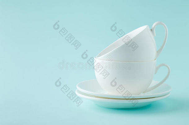 垛咖啡豆或<strong>茶</strong>水白色的杯子和浅碟向<strong>青色</strong>背景.