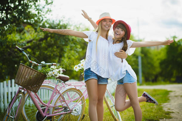 两个时髦的十几岁的女<strong>朋友</strong>向自行车.最好的<strong>朋友</strong>享受吧
