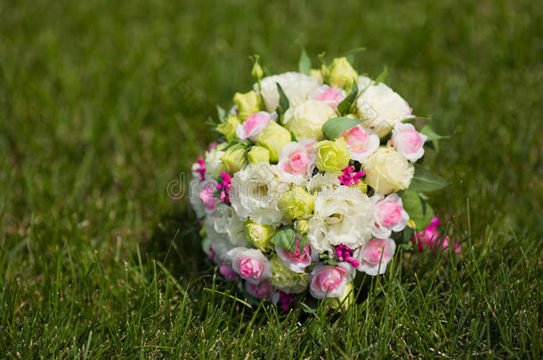 白色的绿色的,粉红色的和黄色的和粉红色的婚礼花束和玫瑰