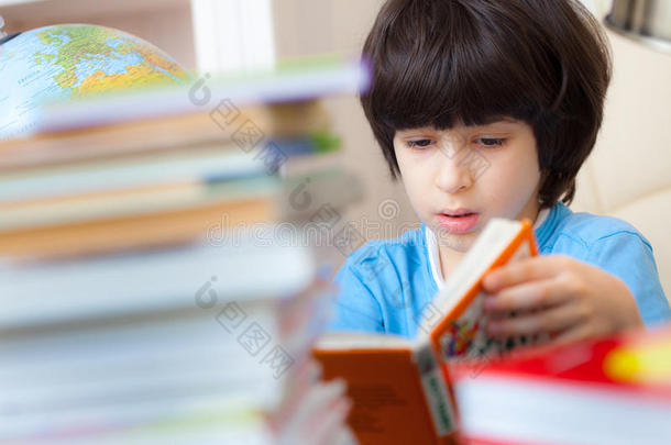 男孩阅读一书