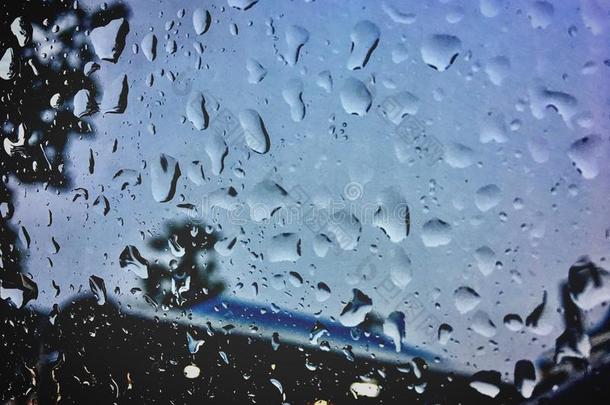 雨落下向玻璃