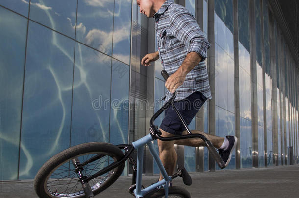 bicyclemotorcross双轮摩托车越野赛自由式.一男人向bicyclemotorcross双轮摩托车越野赛做戏法.