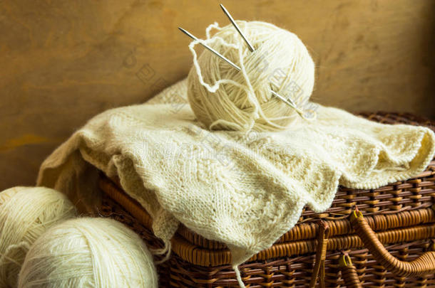 手工做的针织品,线索关于白色的羊毛纱向酿酒的业余爱好和