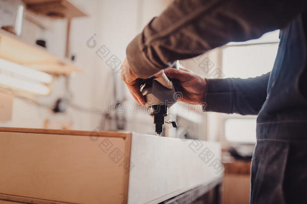 男人修建家具采用指已提到的人木工手艺商店.