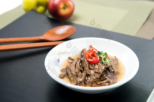 朝鲜人食物,张卓琳,牛肉喝醉的下采用大豆调味汁.